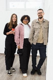 Mensch zeigt Peace-Handzeichen, schwarz-weiss