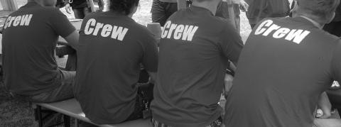 Jugendliche mit Crew-Tshirts, schwarz-weiss