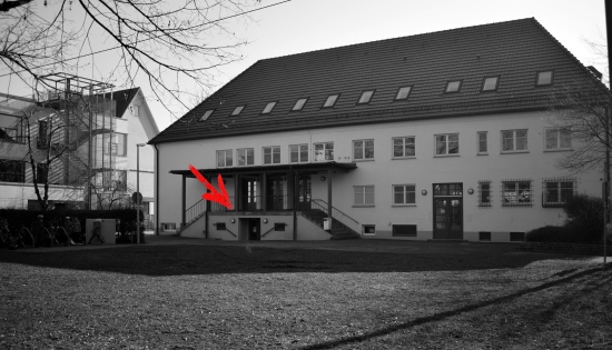 Roter Pfeil zeigt wo der Eingang des Jugendhauses ist